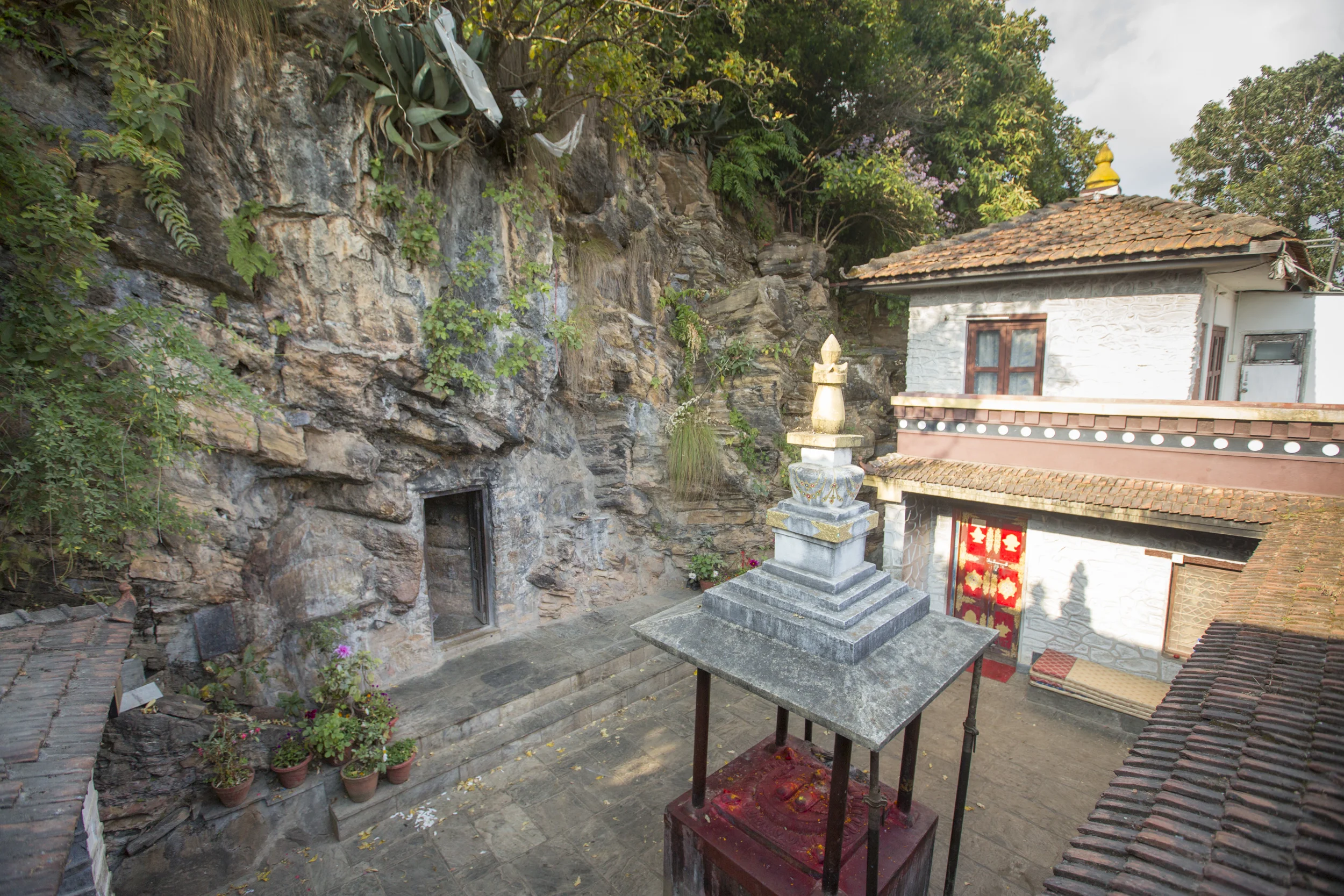 Asura Cave and the Yanglesho Cave.