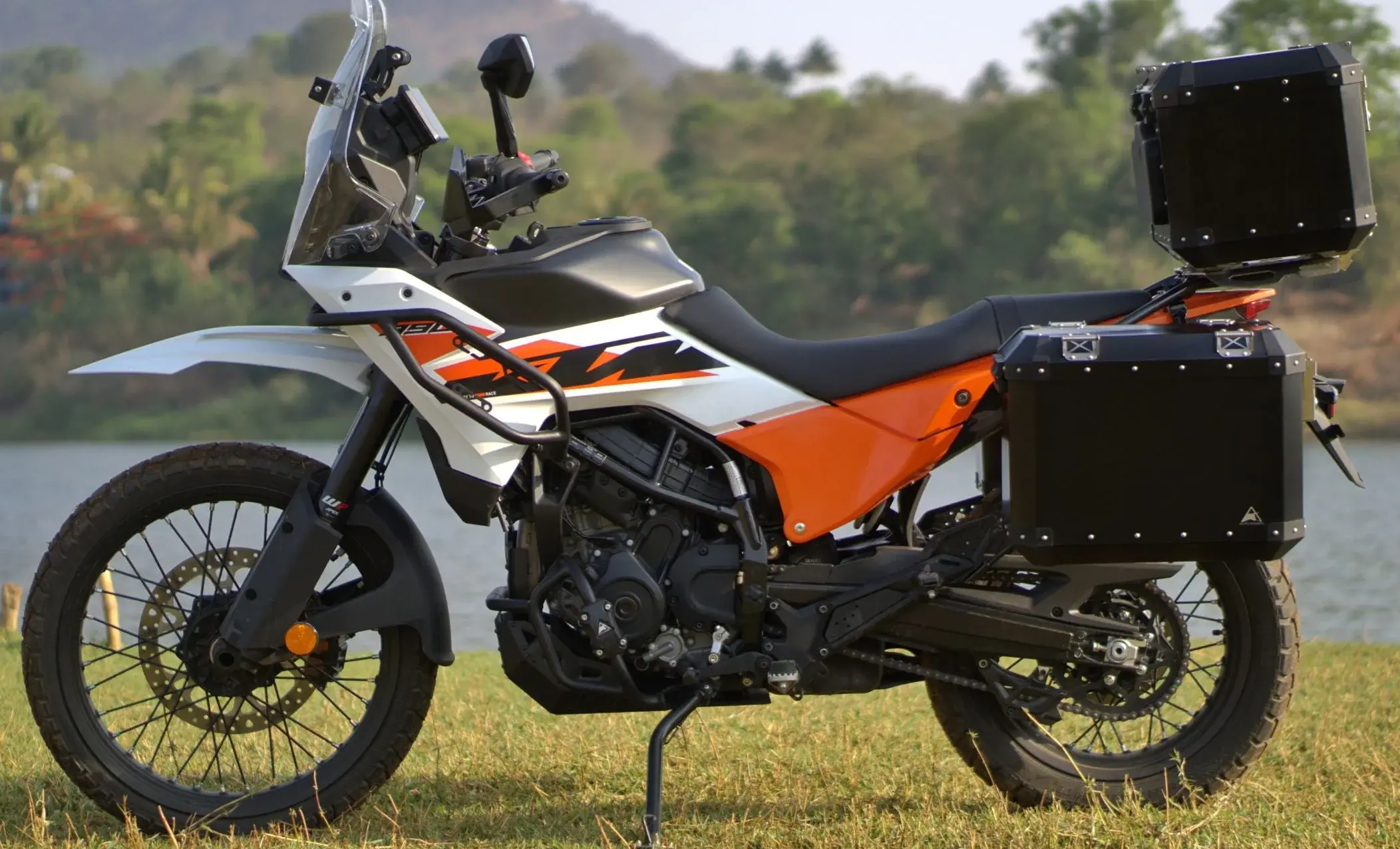 Royal Enfield Himalayan 450 KTM 390 Adventure R Himalayan 411 Classic 350 500 Bajaj Hero Motorcycle Tour Mustang Nepal