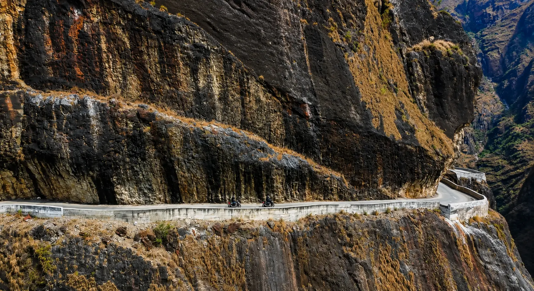 Follow the Kathmandu to Manang Road Guide for the latest information on the route, distance, travel time, road conditions, and private 4WD jeep hire to Manang and the Annapurna Circuit Trek.